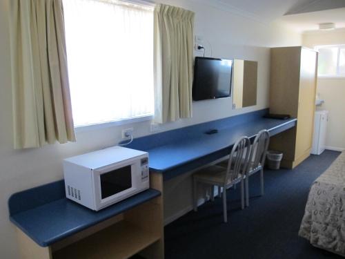 TV a/nebo společenská místnost v ubytování Merimbula Gardens Motel
