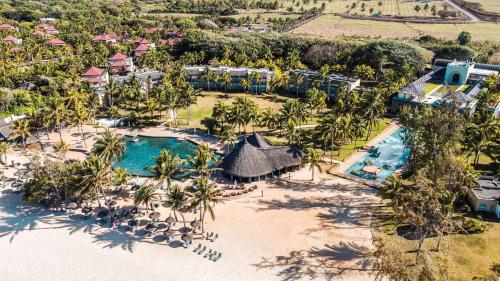 una vista aérea de un complejo con piscina en Outrigger Mauritius Beach Resort, en Bel Ombre