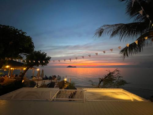 a view of the ocean from a beach at sunset at Siam Cookies Cottage in Haad Pleayleam