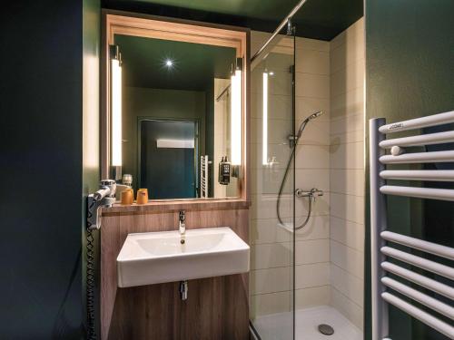 W łazience znajduje się umywalka i prysznic. w obiekcie ibis Lyon Est Meyzieu w mieście Meyzieu