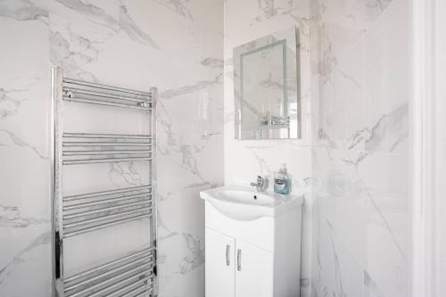 Koupelna v ubytování MOYDOM Cosy Apt sleeps 4 with self breakfast & carpark