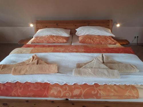 duas camas sentadas uma ao lado da outra com toalhas em Darssblick em Fuhlendorf