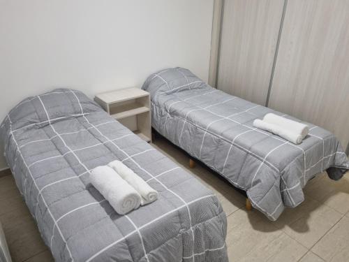dos camas sentadas una al lado de la otra en una habitación en rincon lindo en Cipolletti