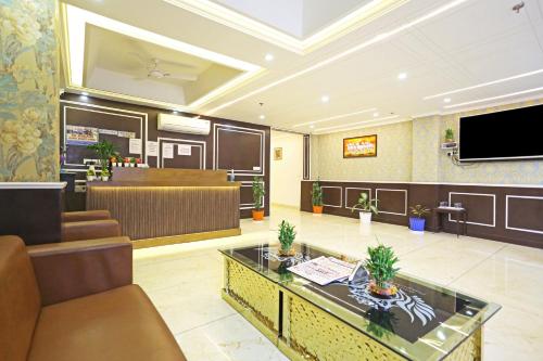 Hotel Decent Suites - Delhi Airport في نيودلهي: لوبي مع منطقة انتظار وغرفة انتظار