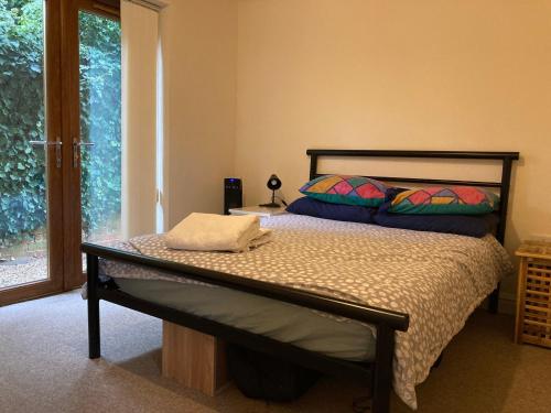 1 dormitorio con cama y ventana en CV225AA Ground-Floor Flat Near Rugby School Self Check-in, en Rugby