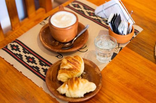 una mesa con dos platos de comida y una taza de café en Portal de las Viñas en Cafayate