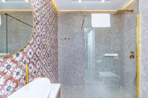 Koupelna v ubytování Bukowina Tatrzańska -Czarna Góra- Black Apart- widok na Tatry, jacuzzi, bilard, game room