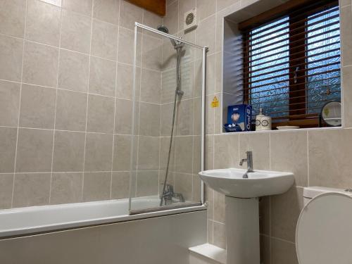 uma casa de banho com um WC, um lavatório e um chuveiro em CV225AA Ground-Floor Flat Near Rugby School Self Check-in em Rugby