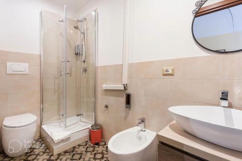 Un baño con ducha, lavabo e inodoro. en Let's B&B, en Catania