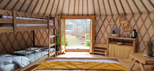 弗瑞蘭的住宿－Yourte des Verts Bois，蒙古包内一间卧室,配有两张双层床