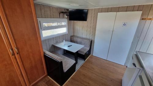 ein kleines Zimmer mit einem Tisch und Stühlen in einem Wohnwagen in der Unterkunft Baza Turystyczna Atol in Władysławowo
