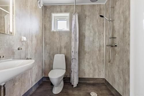 uma casa de banho com um WC, um lavatório e um chuveiro em First Camp City-Strömstad em Strömstad