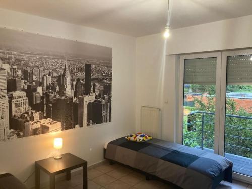um quarto com uma grande imagem de uma cidade em Superbe appartement lumineux et spacieux em Antuérpia
