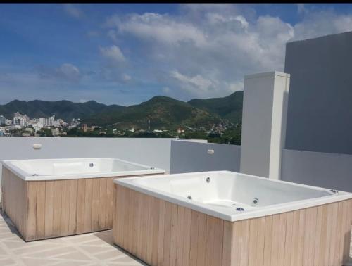 a bath tub sitting on top of a roof at Apartamentos Dreams TR in Santa Marta