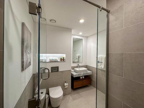 ein Bad mit einer Dusche, einem WC und einem Waschbecken in der Unterkunft HiGuests - Charming Modern Apartment Close To The Souk in MJL in Dubai