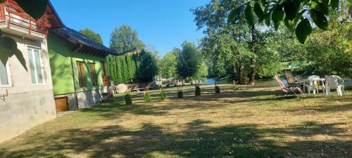 a yard next to a house with a tree at Odmor na Sani in Zolaći