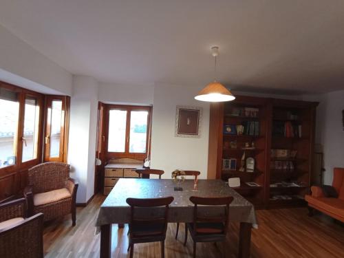 sala de estar con mesa de comedor y sillas en Apartamento Centro Ciudad, en Alfaro