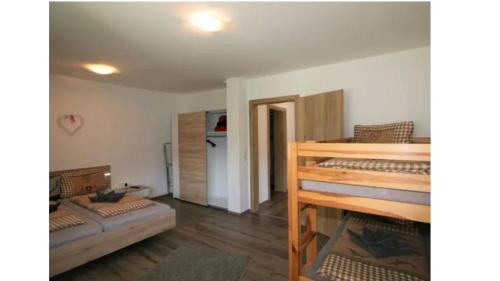 ヒパッハにあるPanorama Apartの二段ベッド2台とソファが備わる客室です。