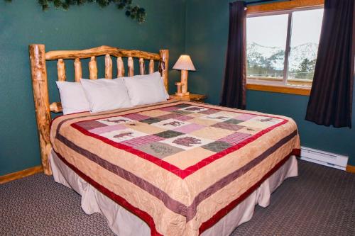 ein Schlafzimmer mit einem Bett mit einer Decke darauf in der Unterkunft Rocky Mountain Retreat 1B by Rocky Mountain Resorts in Estes Park