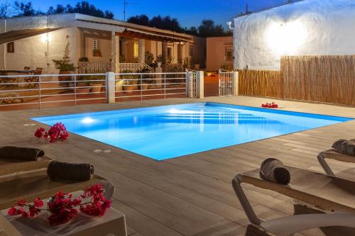 a swimming pool in a yard with a house at VillaBlanca in Sant Rafael