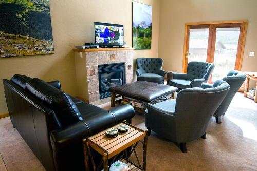 sala de estar con muebles de cuero y chimenea en Virginia Home by Rocky Mountain Resorts- #3106, en Estes Park
