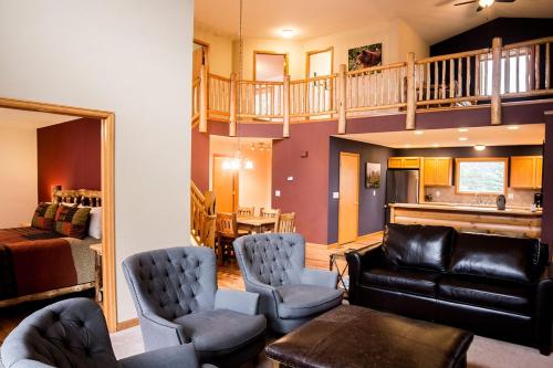 sala de estar con sofá y sillas y escalera en Virginia Home by Rocky Mountain Resorts- #3106, en Estes Park