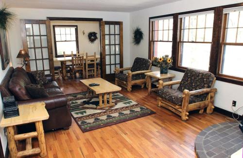sala de estar con sofá, sillas y mesa en Stonehaven Home by Rocky Mountain Resorts- #3384, en Estes Park
