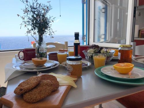אפשרויות ארוחת הבוקר המוצעות לאורחים ב-Sofia sea view apartment