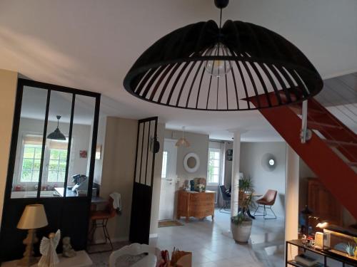 een woonkamer met een trap en een plafond bij Chambre avec sdb in Pruillé-le-Chétif