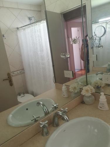 baño con 2 lavabos y espejo grande en en lo de Dan en Buenos Aires