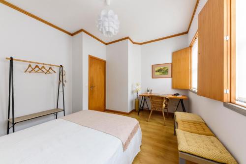 una camera da letto con un letto, una scrivania e un tavolo di Cantinho do Cantagalo ad Angra do Heroísmo