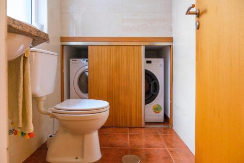 bagno con servizi igienici, lavatrice e asciugatrice. di Cantinho do Cantagalo ad Angra do Heroísmo