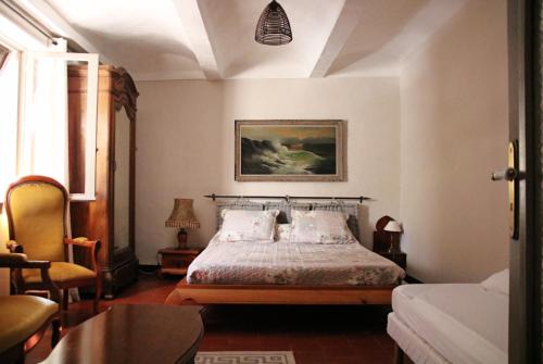 une chambre avec un lit et une table dans l'établissement La ferme Ranc - gite le levant, à Gagnières