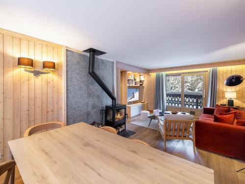 Appartement rénové avec 2 suites, balcon et poêle à bois, proche centre et remontées mécaniques, Megève - FR-1-569-39