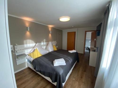 フランクフルト・アム・マインにあるツア ヴァルドルストのベッドルーム1室(大型ベッド1台、黄色い枕付)