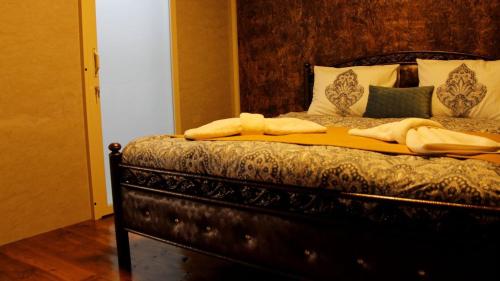 a bed with two towels on top of it at Aurora Golan in Buq‘ātā