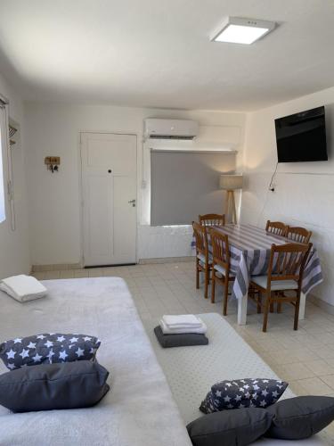 a living room with a table and a dining room at Depto Gales, a 1 cuadra del mar in Puerto Madryn