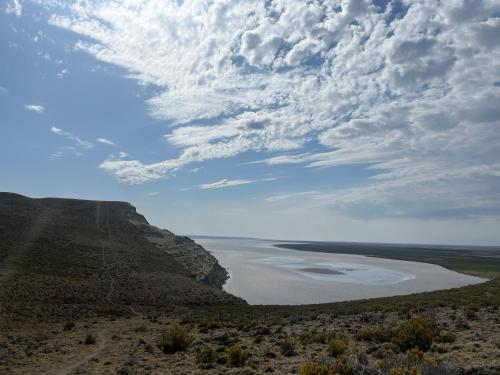 una vista de un cuerpo de agua desde una montaña en ESTEPA, en Río Gallegos