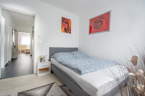 Tempat tidur dalam kamar di Merve Comfort Aparts3 Hannover-HALAL حلال