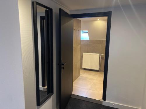 een deur naar een badkamer met een douche bij Slapen in Ootmarsum in Ootmarsum