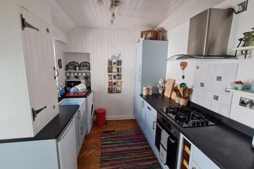 布萊奈費斯尼奧的住宿－Cosy cottage with mountain views，厨房配有白色橱柜和黑色台面