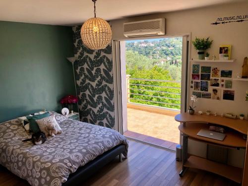 une chambre avec un lit et une porte coulissante en verre dans l'établissement Luxueuse Villa Climatisée à Cannes, à Vallauris
