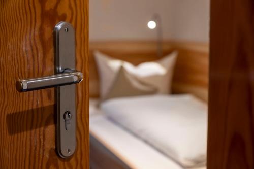 a doorhandle to a room with a bed at Landgasthof Paradies in Frickingen