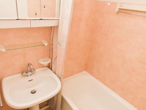La salle de bains est pourvue d'un lavabo, de toilettes et d'une baignoire. dans l'établissement Studio Valloire, 1 pièce, 3 personnes - FR-1-263-127, à Valloire