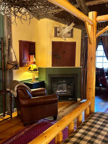 Ein Sitzbereich in der Unterkunft The Common Man Inn, Spa & Lodge