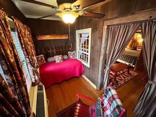 Ein Bett oder Betten in einem Zimmer der Unterkunft The Common Man Inn, Spa & Lodge