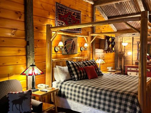 Ein Bett oder Betten in einem Zimmer der Unterkunft The Common Man Inn, Spa & Lodge