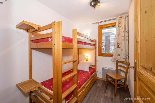une chambre avec deux lits superposés et une table dans l'établissement B001- Appartement 2 pieces cabine 6 personnes, à Orcières