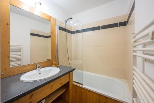 une salle de bain avec un lavabo et une douche dans l'établissement B001- Appartement 2 pieces cabine 6 personnes, à Orcières