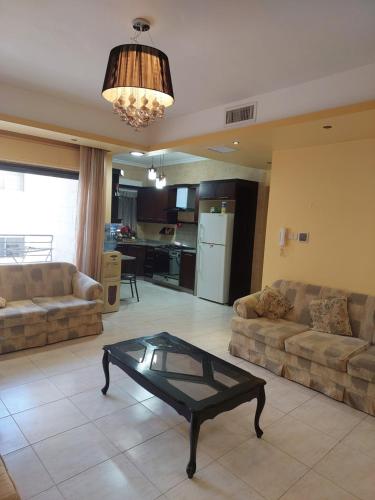 Sala de estar con sofás y mesa de centro en Dream Home en Amán